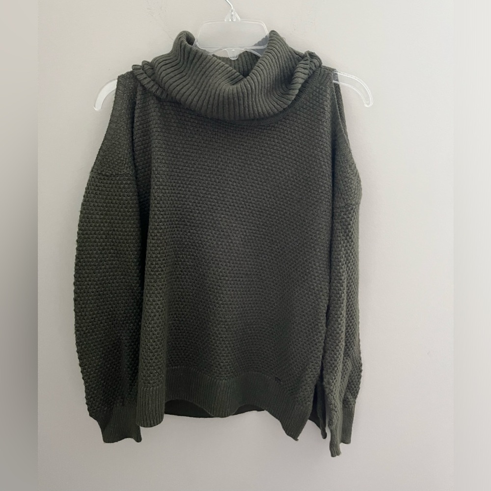 Hollister Women’s Cold Shoulder Turtle Neck Sweeter Size Small